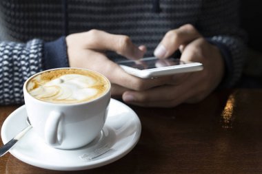 hareket eden telefon ile kahve içme 