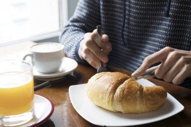cep telefonu ile kahvaltı 
