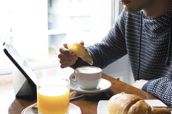 Breakfast with the cellphone — Stock Photo, Image