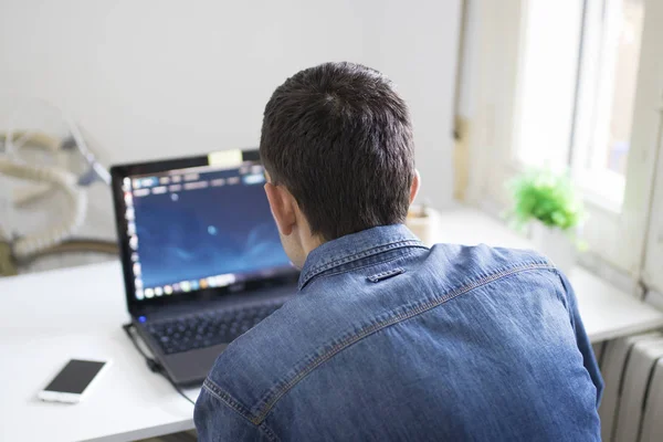 Jovens trabalhando com computador — Fotografia de Stock