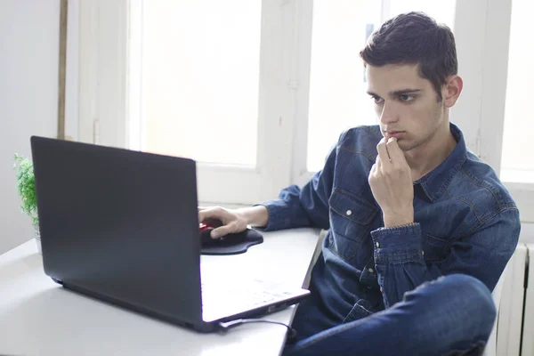 Young werken met computer — Stockfoto