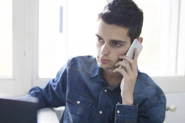 Homem com telefone móvel — Fotografia de Stock