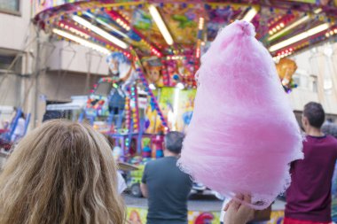 Pamuk şeker olan kadın 