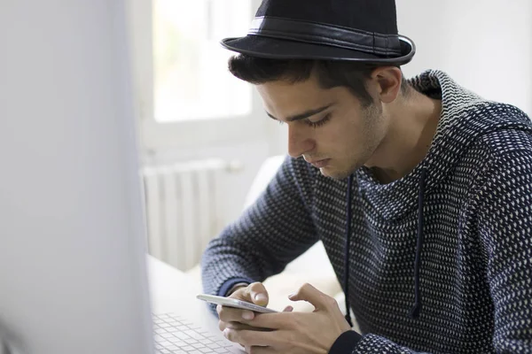 Man med mobiltelefon — Stockfoto