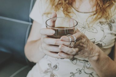 eller kadının siyah kahve 