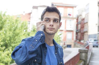 cep telefonu ile genç adam