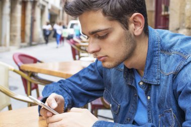 cep telefonu ile genç çocuk 