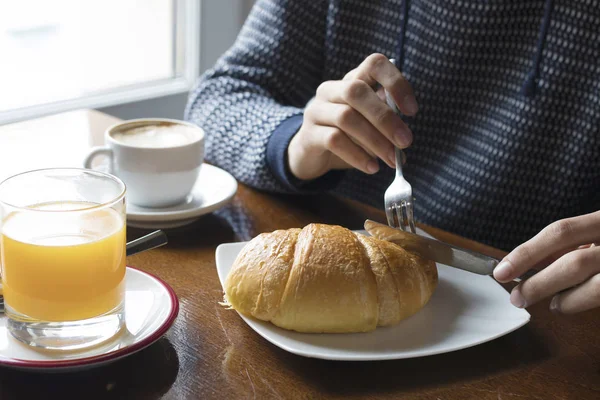 Mann isst Frühstück Kaffee — Stockfoto