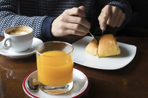 사람을 먹는 아침 식사 커피 — 스톡 사진