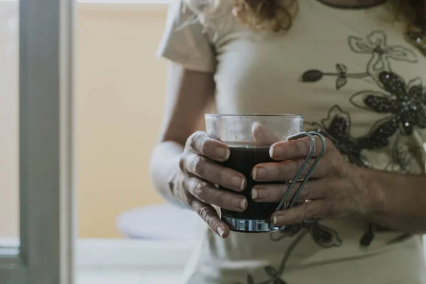 黑咖啡的女人的手 — 图库照片
