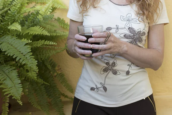 Handen van vrouw met zwarte koffie — Stockfoto