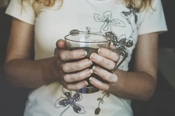 Mãos de mulher com café preto — Fotografia de Stock