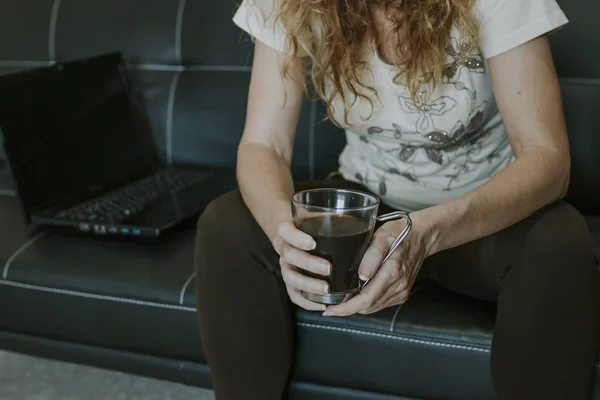 Eller kadının siyah kahve — Stok fotoğraf