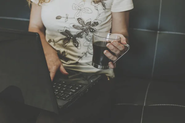 Manos de mujer con café negro — Foto de Stock