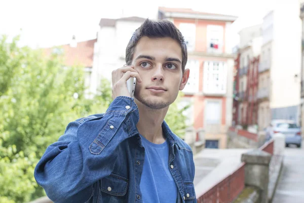 cep telefonu ile genç adam