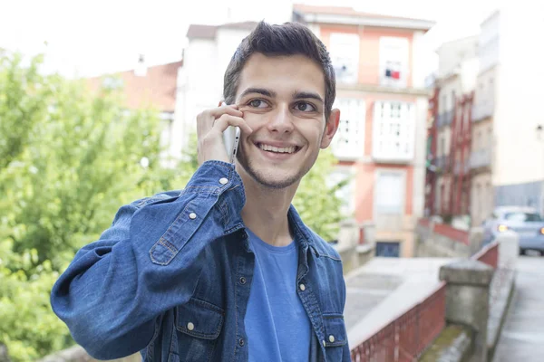 Unga mannen på gatan — Stockfoto