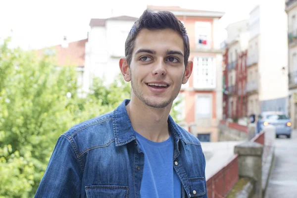 Joven en la calle — Foto de Stock