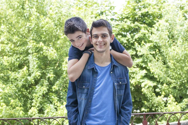 Amigos en la calle — Foto de Stock