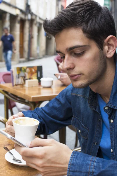 Junge mit dem Handy — Stockfoto