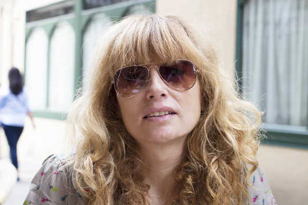 Orta yaşlı açık havada kadın