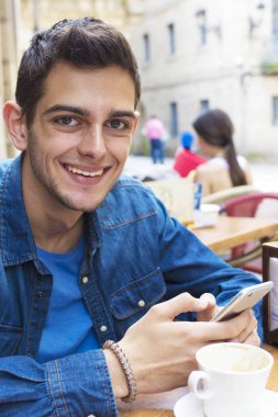 Genç Caddesi üzerinde cep telefonu ile