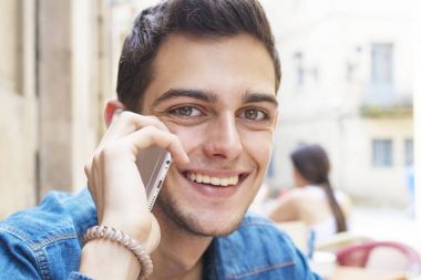 Genç Caddesi üzerinde cep telefonu ile