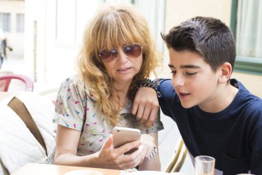 kadın ve çocuk cep telefonu ile