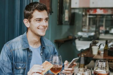 adam cep telefonu bira içmek