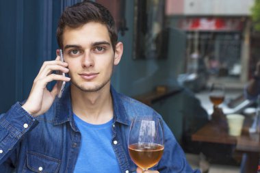 cep telefonu olan çubuk adam