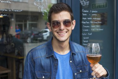 adam barda bir bira içmek