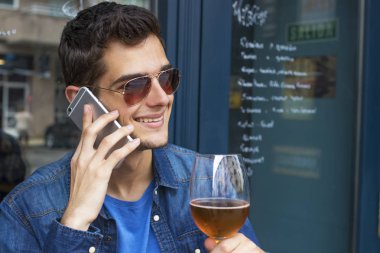 adam barda bir bira içmek