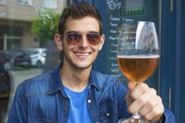 adam barda bir bira içmek