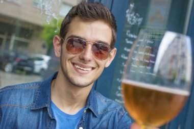 adam barda bir bira içmek