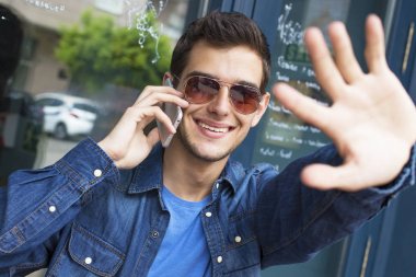 cep telefonu olan çubuk adam