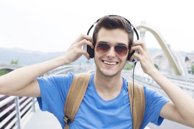 Genç adam sokakta müzik dinlemek