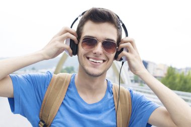 Genç adam sokakta müzik dinlemek