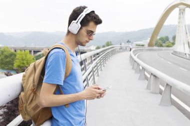 Genç adam sokakta müzik dinlemek