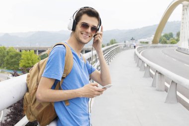 Genç adam sokakta müzik dinlemek