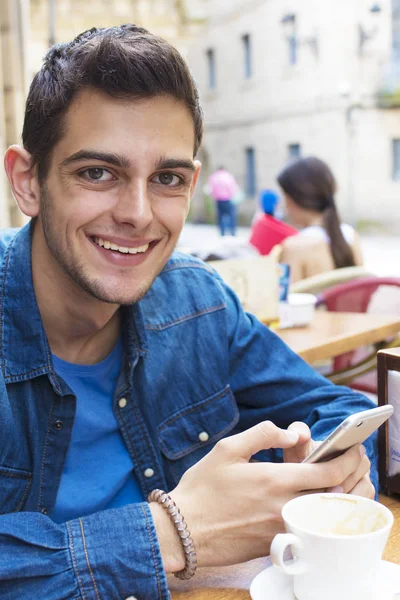 Genç Caddesi üzerinde cep telefonu ile