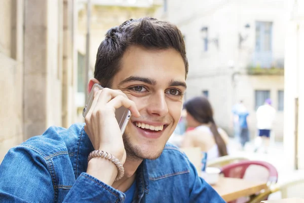 Genç Caddesi üzerinde cep telefonu ile