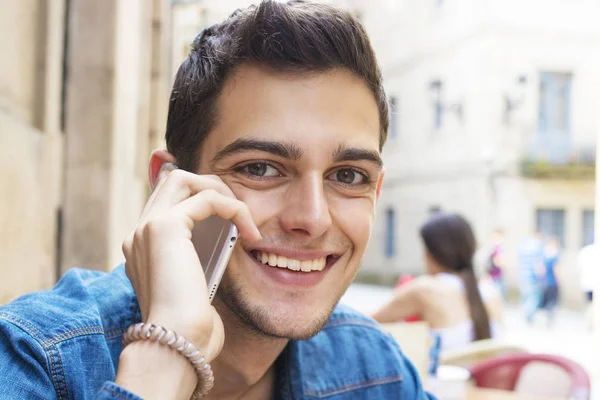 Genç Caddesi üzerinde cep telefonu ile