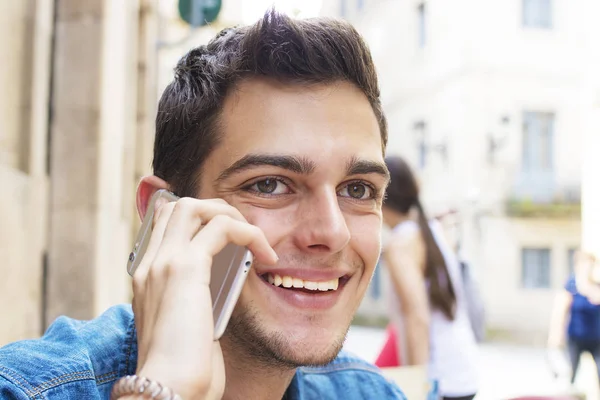 Joven con teléfono celular en la calle — Foto de Stock