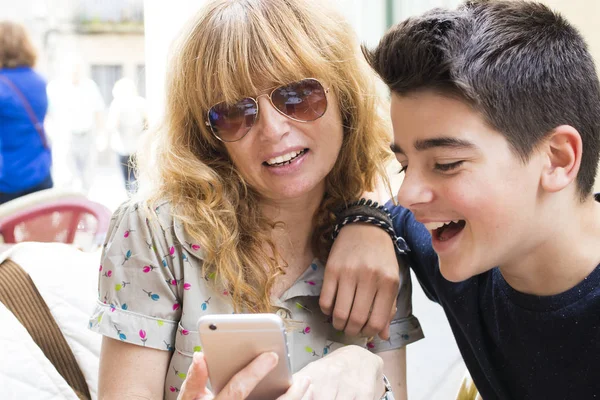 kadın ve çocuk cep telefonu ile