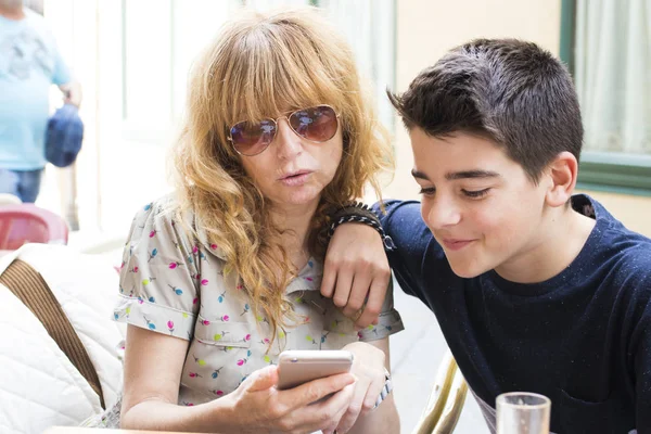 kadın ve çocuk cep telefonu ile