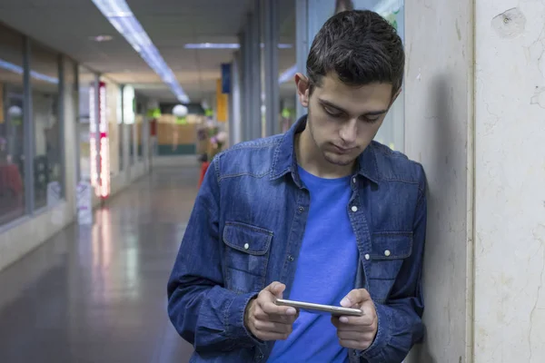 Teenager with the mobile — Stock Photo, Image