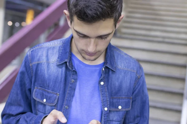 Adolescente con el móvil — Foto de Stock