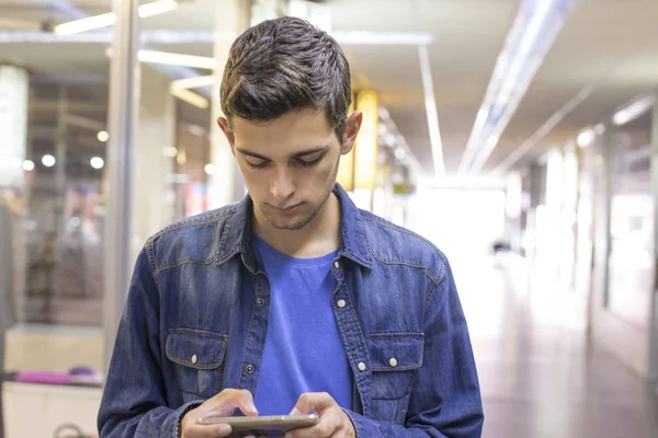 Teenager with the mobile — Stock Photo, Image