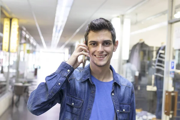 Joven con teléfono móvil — Foto de Stock