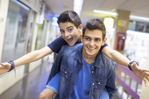 Freunde haben Spaß in der Stadt — Stockfoto