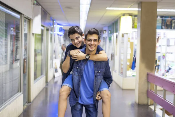 Amigos divirtiéndose en la ciudad — Foto de Stock